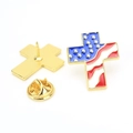 Gouden kruis reversspeld met Amerikaanse vlag emaille patroon en vlindersluiting - USA Kruis