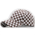 Vista laterale di un cappello da baseball a scacchi marroni e bianchi con dettaglio della visiera - Regolabile / Cachi