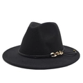 Dettaglio di un cappello fedora classico in feltro di lana nero con fibbia a catena dorata - Nero