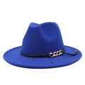 Dettaglio del cappello fedora blu reale in lana con cintura nera e catena dorata alla moda - Blu Zaffiro