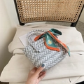 Sac à main tissé à carreaux gris et blanc avec un foulard en soie imprimé marguerites - Gris