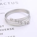 Moderno brazalete multicapa de hilo de plata trenzado con cuentas pulidas para mujer - Color Acero
