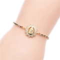 Bracelet ajustable doré de la Vierge Marie avec zircons colorés sur poignet femme - Chaîne de pierres colorées / Coloré