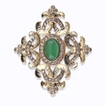 Dettaglio di spilla dorata vintage con smeraldo verde e strass trasparenti brillanti - Stile Croce Pietra Preziosa Verde