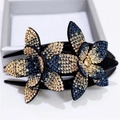 Eleganter Blumen-Haarclip mit funkelnden blauen und champagnerfarbenen Strasssteinen - Groß / Tinte Blau Champagner