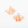 Dettaglio di ciondoli a forma di ape in oro rosa con corpi testurizzati per gioielli - Oro rosa