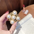 Nahaufnahme von Perlen- und Kristall-Handyhalterung mit Goldbasis, Hand hält Ring über Buch - Edelstein Halter-Nr.9 Fünf Perlen-Goldene Basis