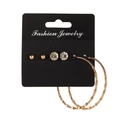 Dreiteiliges geometrisches Ohrring-Set mit goldenen Creolen und Strasssteinen auf Karte - KC Gold (5642)