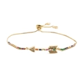 Pulsera de flecha dorada ajustable con circonitas de colores y detalles de degradado arcoíris - Cadena de Metal de Arco Iris
