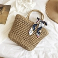 Strohhandtasche in Naturbraun mit Hohlnetz-Design und bedrucktem Seidenschal-Detail - Khaki