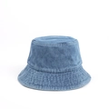 Detailansicht des blauen Denim-Fischerhuts mit mehrfach genähter Krempe und Baumwolle - M(56-58cm) / Mittelblau & Weiß