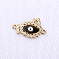 Detailaufnahme eines goldenen Evil-Eye-Verbinders mit schwarzer Emaille und Zirkonia - Schwarz Gold Böser Blick