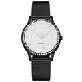 Primer plano detallado del reloj de cuarzo con bisel de diamante y correa de malla negra - Color gunmetal