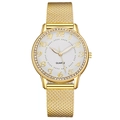 Primer plano detallado de un reloj de cuarzo dorado para mujer con bisel de diamantes - Dorado