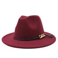Dettaglio cappello fedora in lana bordeaux con fascia in pelle nera e catena dorata - Borgogna
