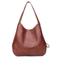 Borsa hobo vintage in pelle marrone scuro con cuciture decorative su sfondo bianco - Marrone