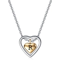 Détail du pendentif double cœur avec cœur intérieur doré et lettre R gravée dessus - Lettre R / Or