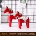 Set di due figurine di cavalli Dala rossi con motivi decorativi in stile nordico - Una Coppia Di Cavalli Di Legno Rossi
