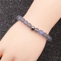 Bracelet en perles de pierre de lune et hématite avec finition mate sur poignet - Bleu gris