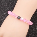 Pulsera de cuentas de piedra de luna rosa mate con una bola de cristales negros para mujer - Rosa