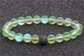 Bracciale in pietra di luna da 8mm con perline aurora verde chiaro opaco e ciondolo nero - Stile Verde Chiaro Aurora Smerigliato (Sfera di Pietra di Luna K)