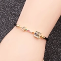 Pulsera de flecha ajustable chapada en oro con circonitas de colores en cordón negro - Cuerda Trenzada Negra