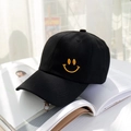 Klassische schwarze Baumwoll-Baseballkappe mit einem leuchtend gelben Smiley-Sticklogo - Einheitsgröße(Einstellbar) / Schwarz