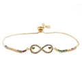 Bracciale infinito dorato con zirconi colorati e ciondoli a cuore su sfondo bianco - Infinito Con Doppio Cuore Intarsiato Di Zirconia Colorata / Infinito C
