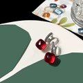 Dettaglio macro di orecchino con cristallo rosso e chiusura in argento con zirconi - Rosso