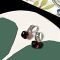 Vista dettagliata di orecchini in argento S925 con gemma quadrata rosso vino e pavé - Viola