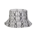 Dettaglio della trama a serpente in ecopelle grigia e cuciture su un cappello bob - M (56-58cm) / Bianco
