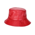 Primer plano detallado del sombrero de pescador en cuero PU rojo y costuras finas - M (56-58cm) / Rojo