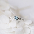 Zilveren ring met blauwe hartvormige zirkoon, elegante dames mode sieraden variant. - Maat 5 / Witgoud Met Blauwe Zirkoon