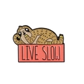 Spilla smaltata con bradipo marrone e scritta LIVE SLOW su base rossa vivace - Bradipo Live Slow