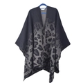 Detail von Strickponcho mit Leopardenmuster, geometrischem Design und Fransen - Großer Leopard Schwarz