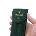 Détail macro de la pochette de montre en velours vert foncé avec bouton à pression - Version Logo / Vert