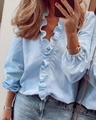 Dettaglio della camicetta celeste con scollo a V, volant e maniche a lanterna elasticizzate - Taglia S / Top / Blu
