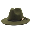 Dettaglio di un cappello fedora verde oliva con nastro nero e catena dorata decorativa - Verde Militare