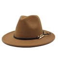 Dettaglio cappello fedora in lana color cammello con cintura nera e catena dorata - Caffè Chiaro