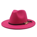 Dettaglio del cappello fedora rosa rosso con cordino nero e decorazione a catena dorata - Rosa Rosso