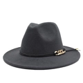 Dettaglio di un cappello fedora grigio scuro con cinturino in pelle e catena dorata - grigio scuro