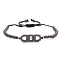 Verstellbares dunkelgraues Perlenarmband mit drei ineinandergreifenden Strassringen auf Weiß - Gun Black
