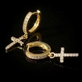 Klassische goldene Kreuz-Ohrhänger für Damen mit besetzten weißen Zirkoniasteinen - Gold