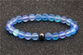 Bracelet de perles pierre de lune bleues mates avec perle en métal gris sur fond noir - Bleu