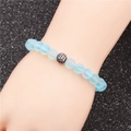Pulsera de cuentas de piedra lunar mate azul claro con un dije de circón negro para hombre y mujer - Azul claro