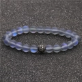 Bracciale di perle di pietra di luna opaca con riflessi blu viola e sfera di cristallo nera - Stile Cangiante Sfumato Blu Viola (Sfera di Pietra di Luna J)