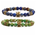 Set di bracciali con perline di turchese e ciondolo a corona dorata su sfondo bianco - Set C (Corona Texture Blu e Verde)