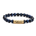 Bracciale di perline occhio di tigre blu con tubo a croce dorato e cristalli neri su sfondo bianco - Tubo Curvo Blu