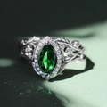 Exquisiter Ring mit grünem Zirkon im Marquise-Schliff und silbernem Rankendesign - US 6 / Grün