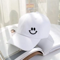 Witte katoenen baseballpet met zwart geborduurde smiley in een trendy en stijlvolle setting - Wit